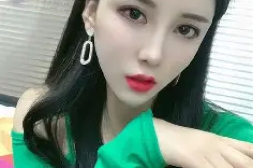 央视女主持被传包养4男、嫁70岁富豪20年后一张照片打脸众人